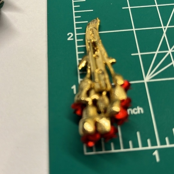 Rose Bouquet Vintage signed DM97 Red Rose Gold Tone Bouquet Brooch 1 Dozen Roses - Picture 7 of 10